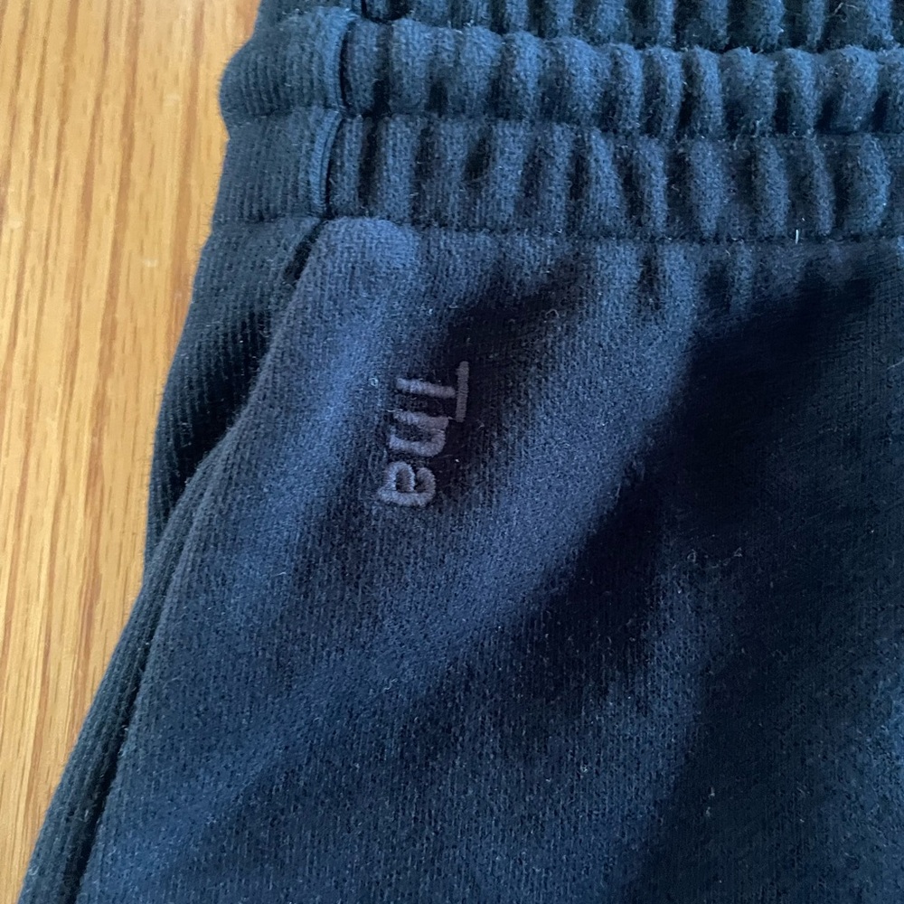 Aritzia Cozy Fleece Boyfriend Shorts in Black - Picture 3 of 6